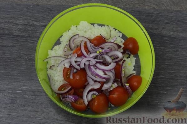 Салат с тунцом, рисом и помидорами черри