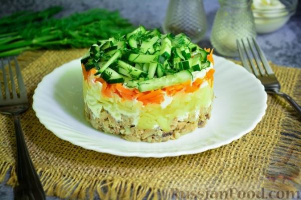 Слоёный салат с рыбными консервами, картофелем, морковью и огурцами