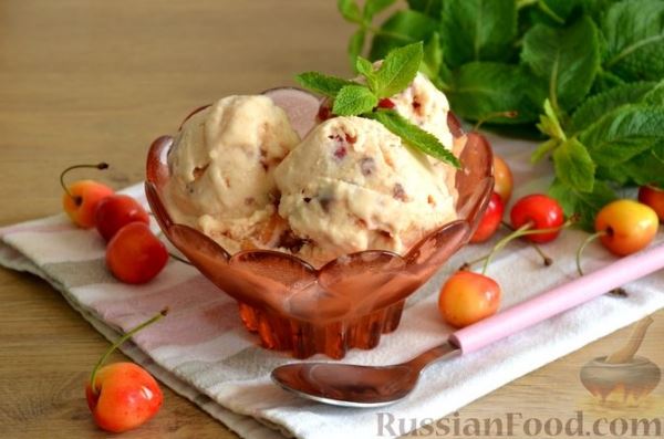 Домашнее мороженое с черешней и шоколадом
