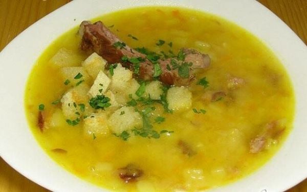 Гороховый суп с картофелем и копчеными ребрышками