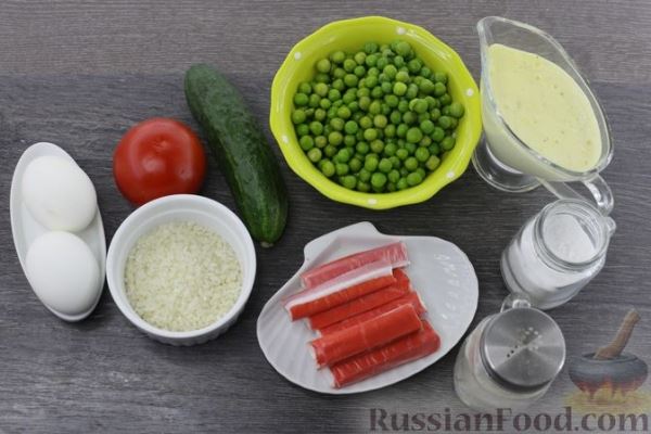 Крабовый салат с горошком, рисом, помидорами и огурцами