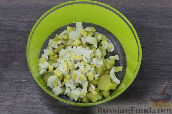 Овощной салат с колбасой и яйцами