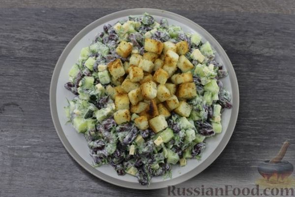 Салат из фасоли с огурцами, сыром и сухариками