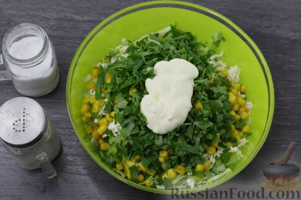 Салат из молодой капусты с плавленым сыром и кукурузой
