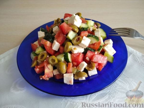 Салат из помидоров с огурцами, брынзой и оливками