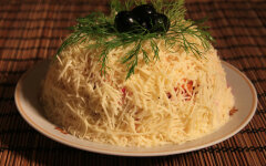 Салат «Подсолнух» с крабовыми палочками и плавленым сыром