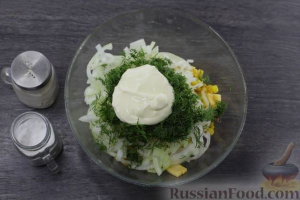 Салат с колбасой, кукурузой, сыром, яичными блинчиками и сухариками