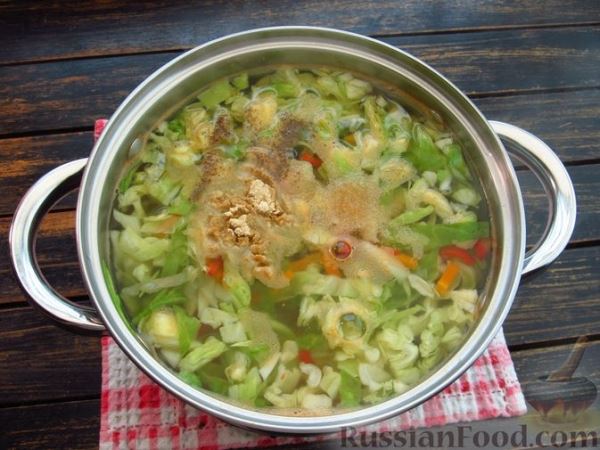 Суп с молодой капустой, сладким перцем и куриными фрикадельками с сыром и зеленью