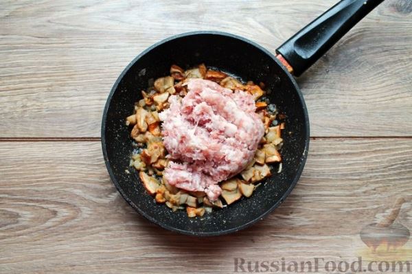 Закусочные слойки-лотосы с картошкой, мясом и грибами