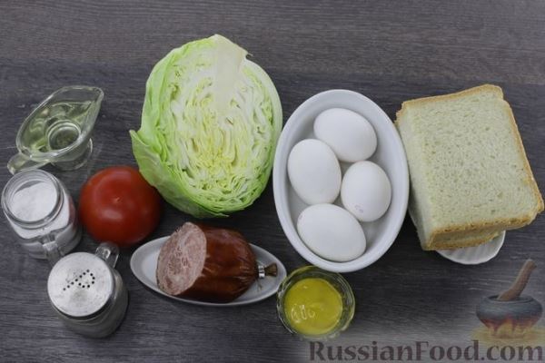 Бутерброды с молодой капустой, колбасой, помидорами и яичницей