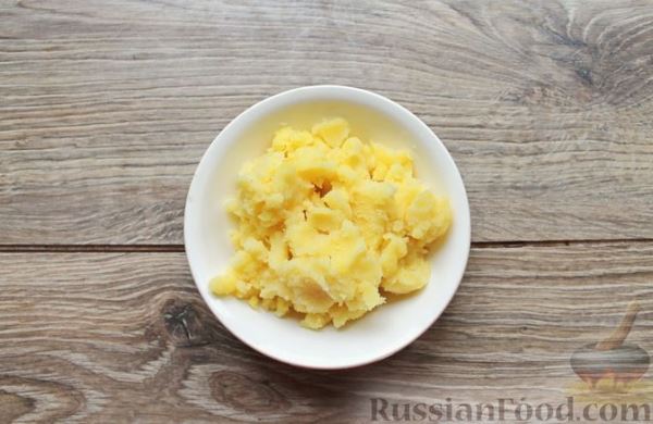 Закусочные слойки-лотосы с картошкой, мясом и грибами